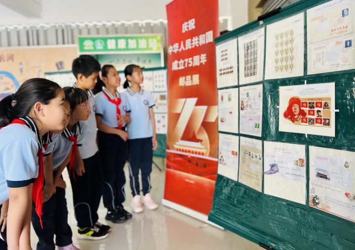 威海市北竹島小學(xué)舉行“方寸伴我行，祖國(guó)在心中”紅色主題郵展