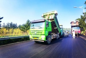 S201威東線（機(jī)場(chǎng)路）路段，預(yù)計(jì)10月20日路面主體完工